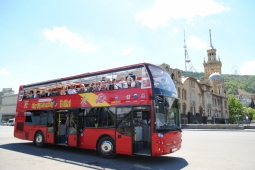Georgian CitySightseeing buses "talking" in Ukrainian"